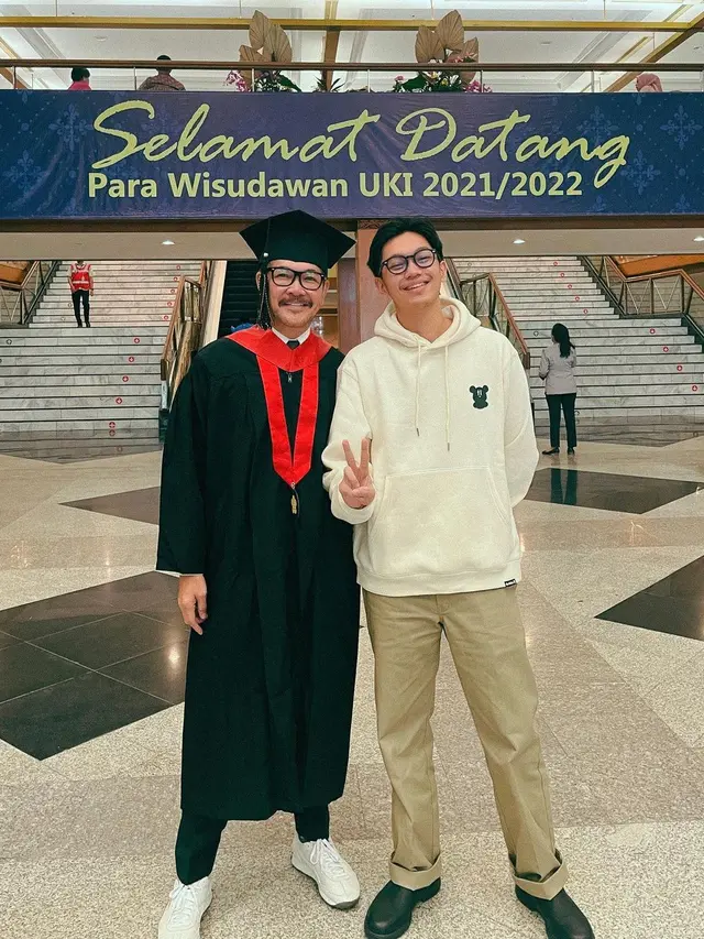 6 Momen Ferry Salim Jalani Wisuda di Usia 56 Tahun, Raih Gelar Sarjana Hukum