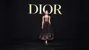 Rachel Zegler mengenakan gaun tulle hitam dan merah bersulam Dior Cruise 2024. Dia juga memakai sepatu Dior. [Dior]