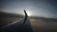 Ilustrasi pemandangan dari dalam kabin pesawat terbang. (Liputan6.com/Alexander Lumbantobing)