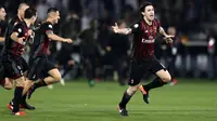 Para pemain AC Milan berlari dengan ekspresi gembira usai menekuk Juventus pada laga final Piala Super Italia 2016, di Doha, Qatar, Jumat (23/12/2016) malam waktu setempat.  (Reuters/Ibraheem Al Omari)