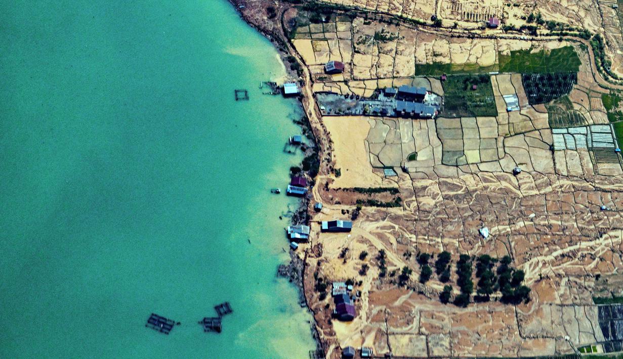 Sebuah kawasan permukiman terlihat rusak akibat banjir bandang di Kabupaten Bener Meriah, Provinsi Aceh, pada Kamis 4 Desember 2025. Banjir bandang dan tanah longsor menerjang Kabupaten Bener Meriah, Aceh, pada akhir November 2025 lalu. (CHAIDEER MAHYUDDIN/AFP)