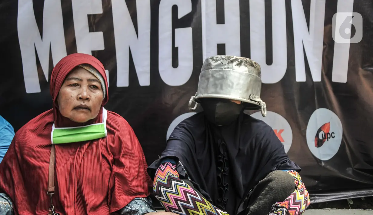 Warga gusuran Kampung Bayam saat menggelar aksi di depan Balai Kota DKI Jakarta, Kamis (1/12/2022). Sebelumnya, PT JakPro mengatakan harga sewa Kampung Susun Bayam di dekat Jakarta Internasional Stadium (JIS) disesuaikan menggunakan Pergub Nomor 55 Tahun 2018. JakPro menyebut tarif tertinggi rusun tersebut Rp765 ribu per bulan. (merdeka.com/Iqbal S Nugroho)