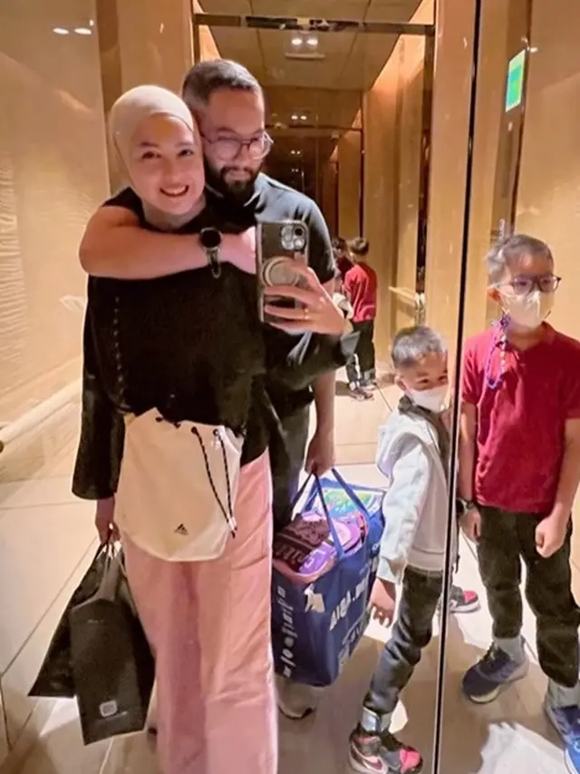 Potret Revalina S. Temat dan keluarga (Sumber: Instagram/kngrendy dan Instagram/vatemat)