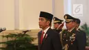 Presiden Joko Widodo memimpin upacara pelantikan Letjen Andika Perkasa sebagai KSAD di Istana Kepresidenan, Jakarta,  Kamis (22/11). Andika yang sebelumnya menjabat Pangkostrad menggantikan Jenderal TNI Mulyono. (Liputan6.com/Angga Yuniar)