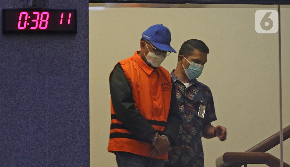 Gubernur Sulawesi Selatan Nurdin Abdullah mengenakan rompi tahanan usai pemeriksaan di gedung KPK Jakarta, Minggu (28/2/2021) dini hari. KPK menetapkan Nurdin Abdullah sebagai tersangka kasus dugaan suap proyek infrastruktur di lingkungan Pemprov Sulawesi Selatan. (Liputan6.com/Herman Zakharia)