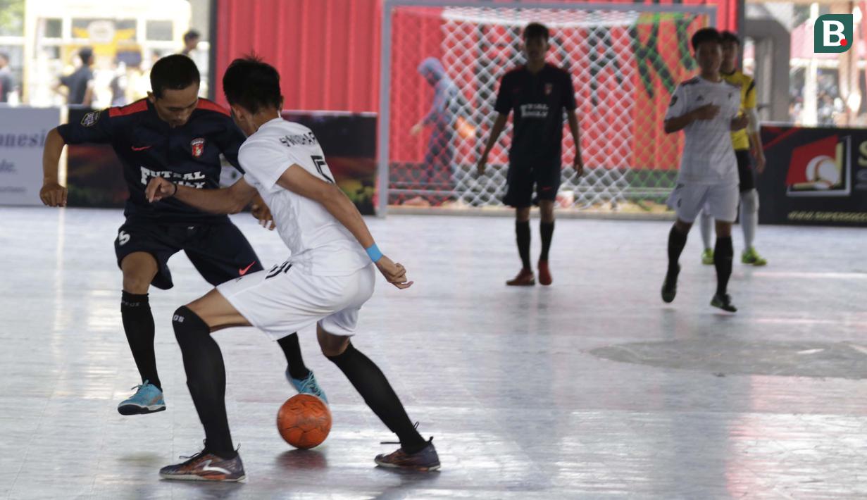 Pemain Swadharma FC berebut bola dengan pemain Alaska FF pada Super Soccer Futsal Battle di Lapangan Blok S, Jakarta, Sabtu (15/9/2018). Sebanyak 32 tim yang berlaga merupakan tim yang lolos dari babak eliminasi. (Bola.com/M Iqbal Ichsan)