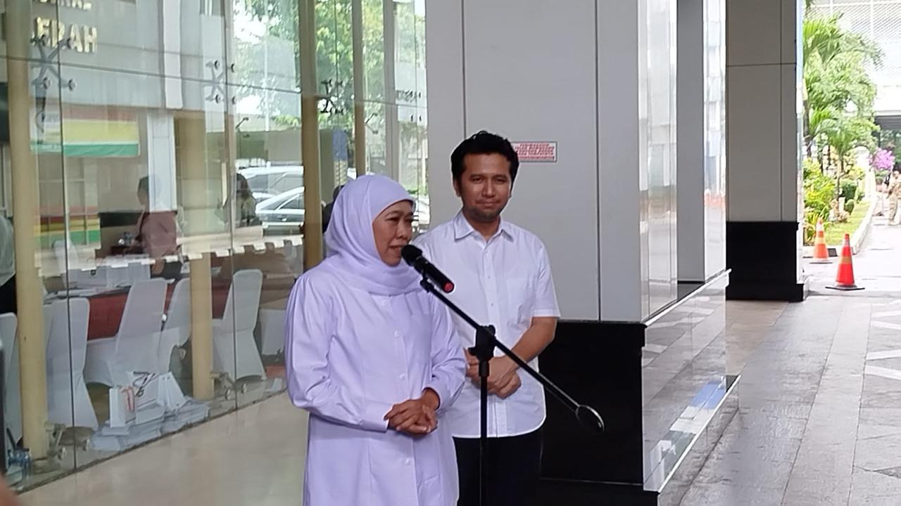 Gubernur dan Wakil Gubernur Jawa Timur terpilih Khofifah Indar Parawansa-Emil Dardak usai menjalani tes kesehatan di Kemendagri, Minggu (16/2/2025).