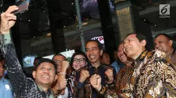 Presiden Joko Widodo berswafoto bersama pimpinan KPK pada peringatan Hari Antikorupsi Sedunia (Hakordia) 2018 di Jakarta, Selasa (4/12). Sejumlah ketua umum dan sekretaris jenderal partai politik menghadiri kegiatan ini. (Liputan6.com/Angga Yuniar)