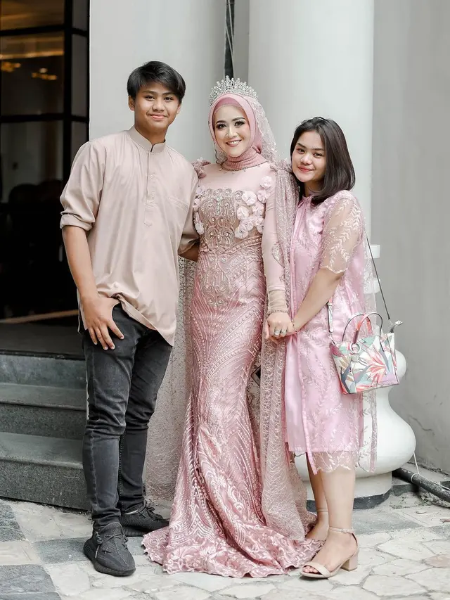 7 Momen Syukuran Ulang Tahun Meggy Wulandari yang Ke 40