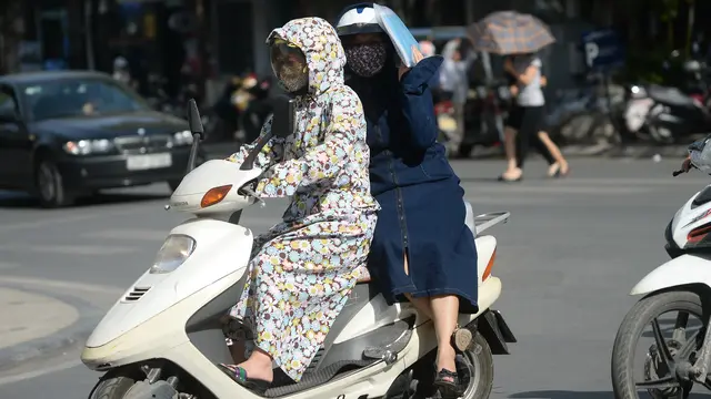 20160615-Pakaian Unik Wanita Vietnam Hadapi Udara Panas-Hanoi