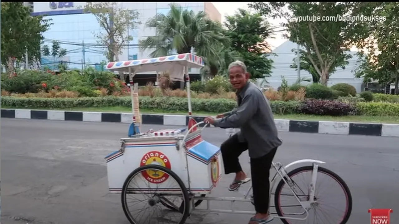 Bikin Haru, Begini Kisah Kakek 66 Tahun Penjual Es Krim Keliling di Jalanan Surabaya