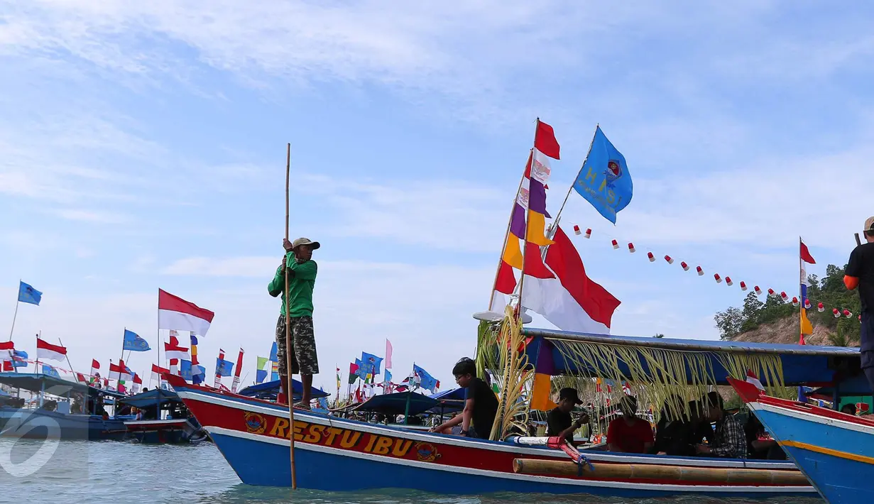 Puluhan perahu hias berlayar saat festival gunung krakatau 2016 di Lampung, Sabtu (27/8). Festival tersebut untuk memperingati 133 tahun letusan gunung krakatau (Liputan6.com/Angga Yuniar)