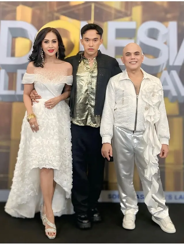 Hadiri Wisuda Ponakan, Ozy Syahputra 'Si Manis Jembatan Ancol' Dipuji Awet Muda