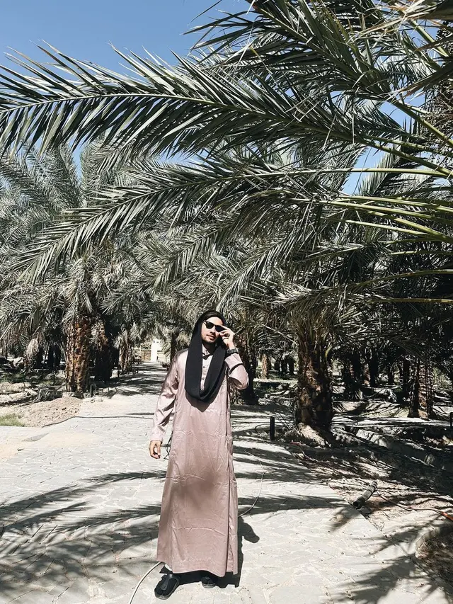 7 Potret Refal Hady Jalani Umrah Bareng Keluarga, Netizen: Calon Imamku