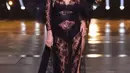 Ibu satu anak Kate Moss tampil memesona dengan lingerie full renda warna hitam yang dipadukan dengan sayap warna senada. [@runway.dolls]