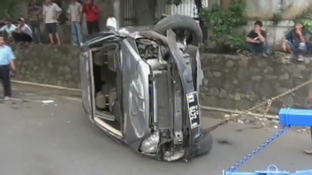 Mobil Terbalik - Liputan6 Malam