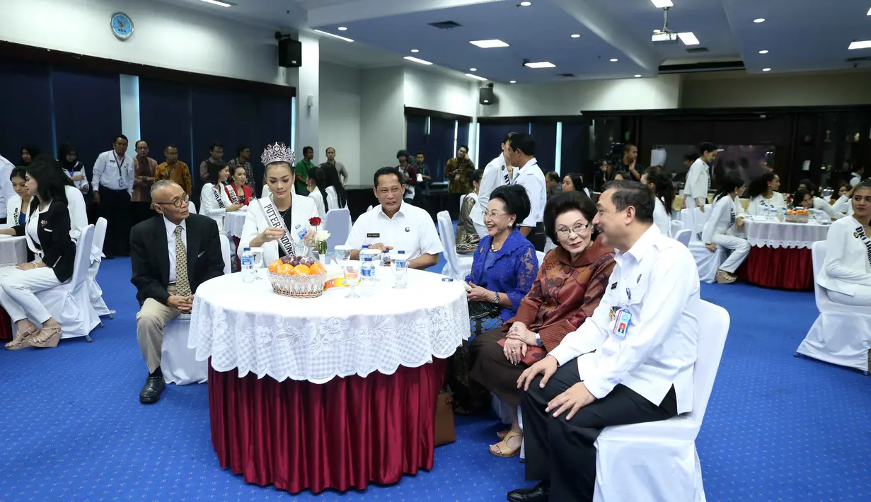 Salah satu agenda yang baru diikuti para finalis seperti halnya mendatangi Gedung Badan Narkotika Nasional (BNN) di Cawang, Jakarta Timur, pada Senin (27/3). Mereka mendapat pembekalan dari kepala BNN, Budi Waseso. (Nurwahyunan/Bintang.com)