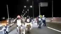 Komunitas Supermoto nekat masuk jalan tol Kelapa Gading, Jakarta Utara (Korlantas Polri)