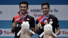 Ganda putra Indonesia, Fajar Alfian/Muhammad Rian Ardianto, menjuarai Korea Terbuka 2019 setelah mengalahkan wakil Jepang, Takeshi Kamura/Keigo Sonoda, di Incheon, Minggu (29/9). Fajar/Rian menang  21-16, 21-17. (AFP/Jung Yeon-je)