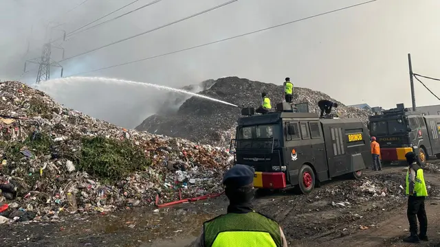 Kepungan asap kebakaran TPA Putri Cempo Kota Surakarta masih tebal. (Liputan6.com/Arief Pramono).