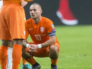 Gelandang  Belanda Wesley Sneijder tampak lesu setelah mengetahui timnya kalah dan gagal lolos selama pertandingan Grup A kualifikasi Euro 2016 di Amsterdam, Belanda, Rabu (14/10/2015). Belanda kalah dengan skor  2-3. (REUTERS/Toussaint Kluiters)