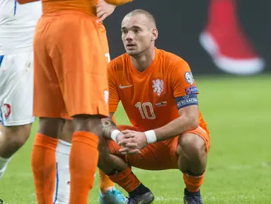 Gelandang  Belanda Wesley Sneijder tampak lesu setelah mengetahui timnya kalah dan gagal lolos selama pertandingan Grup A kualifikasi Euro 2016 di Amsterdam, Belanda, Rabu (14/10/2015). Belanda kalah dengan skor  2-3. (REUTERS/Toussaint Kluiters)