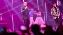 Duet penyanyi Afgansyah Reza dan Tulus dalam peluncuran Vivo V7 Plus di JIExpo Kemayoran, Jakarta, Kamis (28/9). Acara yang dikemas dalam konsep pagelaran musik dan drama musikal itu didukung sederet artis ternama Indonesia. (Liputan6.com/Faizal Fanani)