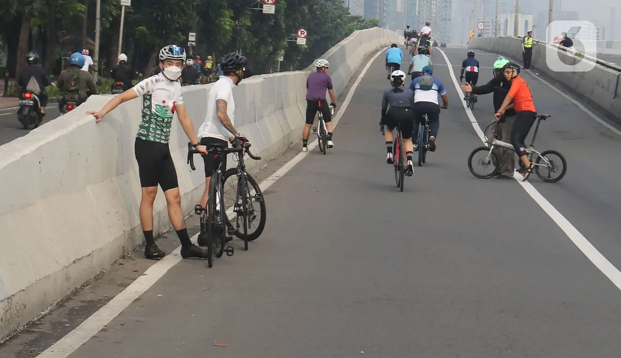 Sejumlah pengguna sepeda road bike melintas di Jalan Layang Non Tol (JLNT) Kampung Melayu-Tanah Abang, Jakarta, Minggu (30/5/2021). Dinas Perhubungan DKI Jakarta melakukan uji coba lintasan road bike JLNT Kampung Melayu-Tanah Abang tahap kedua pada pukul 05.00-08.00 WIB. (Liputan6.com/Herman Zakhari