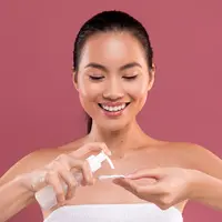 Ilustrasi perempuan membersihkan wajah. (c) Milkos/Depositphotos.com