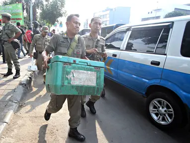 Petugas Satpol PP menertibkan Pedagang Kaki Lima (PKL) yang berjualan di kawasan Tanah Abang, Jakarta (6/11). Puluhan PKL kembali ditertibkan petugas karena dianggap berjualan di tepi jalan dan menimbulkan kesan kumuh. (Liputan6.com/Immanuel Antonius)