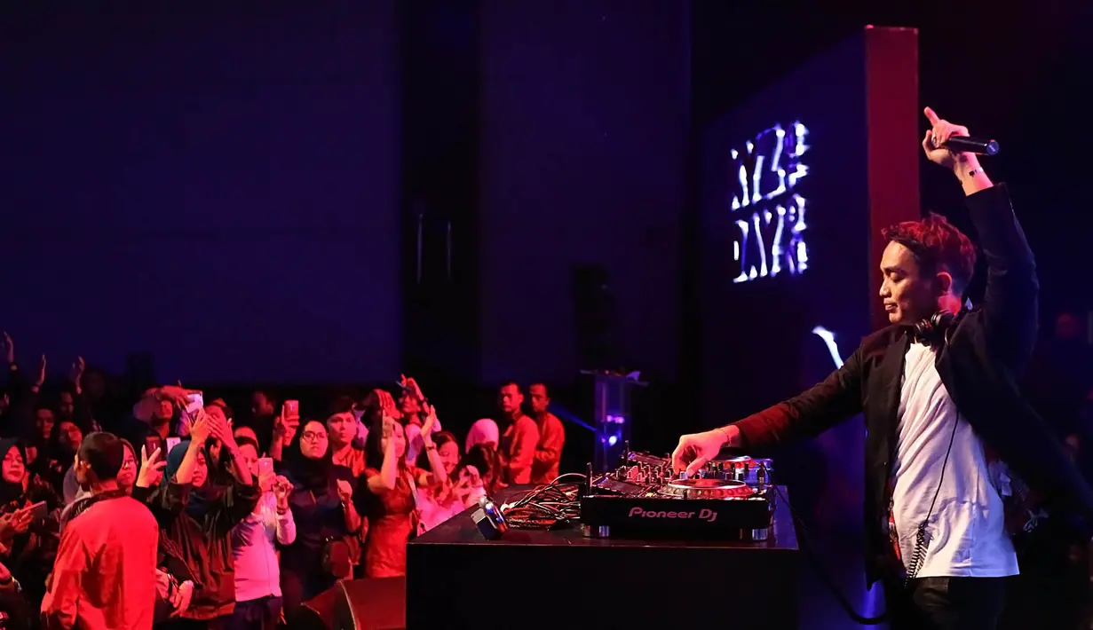 Salah satu lagu yang dibawakan adalah Bento milik Iwan Fals. (Bambang E. Ros/Bintang.com)