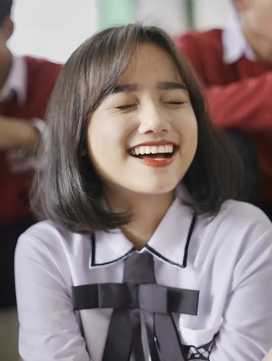 Dengan gaya menutup mata dan tertawa, Fuji tampil dengan makeup yang sesuai dengan usianya. Hanya lipstik coral yang menjadi on point pada riasannya tersebut. @fuji_an