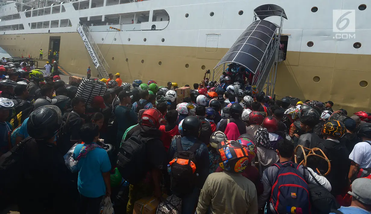 Ribuan pemudik berebut menaiki KM Dobonsolo tujuan Semarang di Pelabuhan Tanjung Priok, Jakarta, Rabu (13/6). Hingga siang hari, jumlah peserta mudik gratis yang diselenggarakan oleh Kementerian Perhubungan berjumlah 1.473 orang. (Merdeka.com/Imam Buhori)