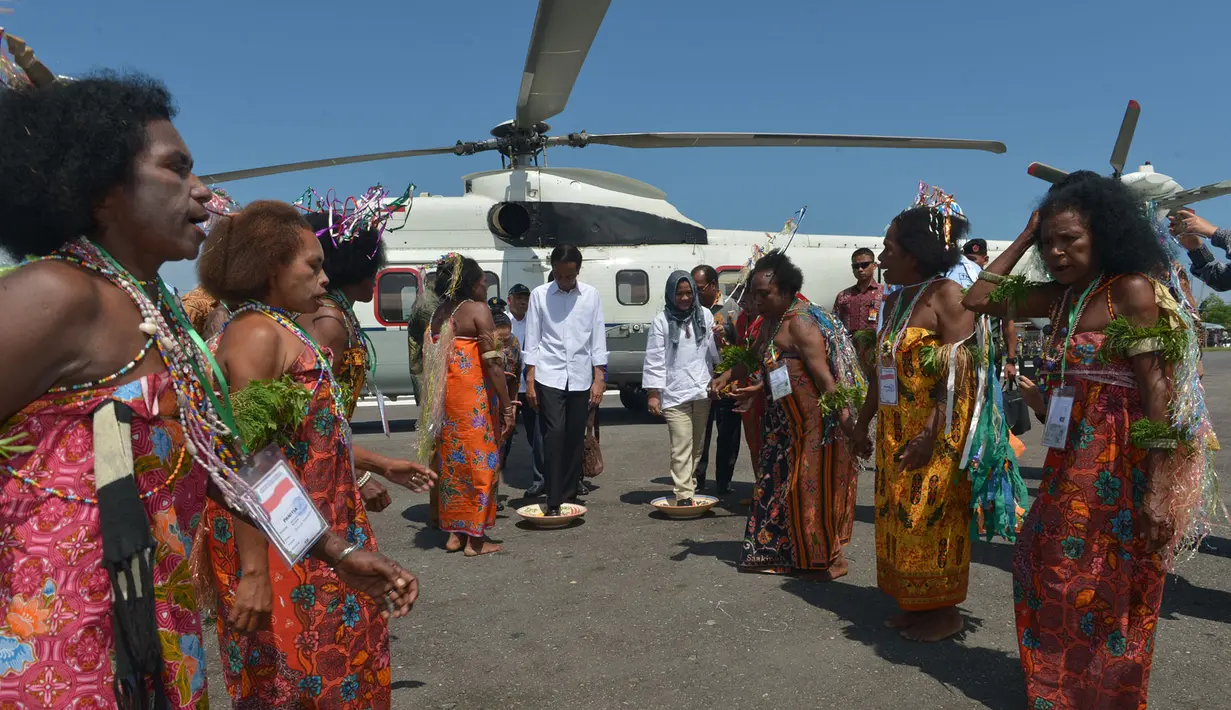 Presiden RI, Joko Widodo (Jokowi) saat tiba di Papua untuk meresmikan Pelabuhan Wasior di Teluk Wondama, Papua Barat. (Biro Pers Presiden/Kris)