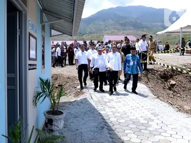 Presiden Joko Widodo bersama Menteri Pekerjaan Umum dan Perumahan Rakyat (PUPR) Basuki Hadimuljono dan Gubernur Sulawesi Tengah Longki Djanggola meninjau proyek penyediaan hunian tetap bagi korban gempa di Kota Palu, Provinsi Sulawesi Tengah, Selasa (29/10/2019). (Liputan6.com/Biro Pers)
