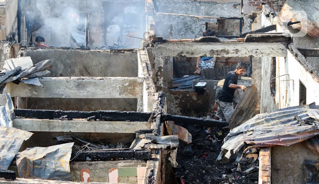 Titik api sudah tak lagi terlihat di rumah yang terbakar. (Liputan6.com/Herman Zakharia)