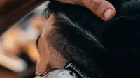 Ilustrasi potong rambut. (Salah Regouane/Unsplash)