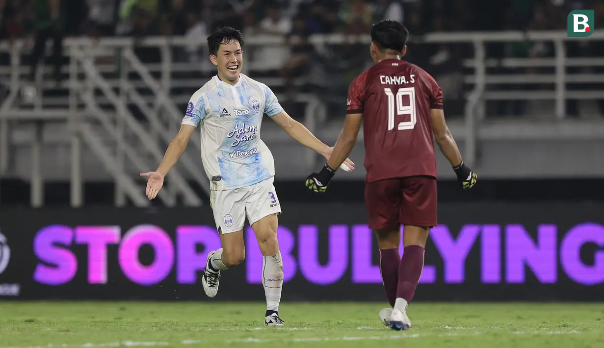 Pemain PSIM Yogyakarta, Yasaku Yamadera merayakan kemenangan usai timnya berhasil mengalahkan Persebaya Surabaya 1-0 pada pertandingan pembuka BRI Super League 2025/2026 di Stadion Gelora Bung Tomo, Jumat (08/08/2025) malam WIB. (Bola.com/Abdul Aziz)
