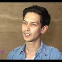 Dimas Beck dikabarkan sedang dekat dengan Laudya Cynthia Bella, sayangnya selama mereka masih bergabung di BBB keduanya dilarang pacaran.