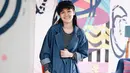 Kalau yang satu ini, Syifa memakai celana legging dan atasan kaus bermotif belang-belang. Lalu Syifa memadukan dengan long outer denim. Syifa makin tampak lucu dengan topi hitamnya. (Instagram/cutsyifaa)