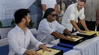 Eks bintang sepak bola Brasil, Ronaldinho (tengah), mengunjungi calon markas RANS Nusantara FC di RANS Prestige Sportainment di Pantai Indah Kapuk (PIK) II, Tangerang, Senin (26/6/2022). (Bola.com/Muhammad Adiyaksa)