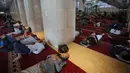 Ribuan umat Muslim memadati masjid yang di tengah kota Jakarta. Tampak dalam foto, Umat Muslim beristirahat setelah salat Jumat pertama bulan puasa Ramadan di Masjid Istiqlal di Jakarta, Jumat 20 Februari 2026. (AP Photo/Tatan Syuflana)