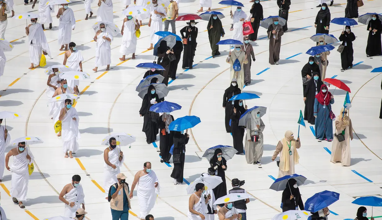 Sejumlah jemaah saling jaga jarak saat melakukan tawaf mengelilingi Ka'bah di dalam Masjidil Haram saat melakukan rangkaian ibadah haji di Kota Suci Mekkah, Arab Saudi, Rabu (29/7/2020).  Karena pandemi virus corona COVID-19, pemerintah Arab Saudi hanya membolehkan sekitar 10.000 orang. (AP Photo)