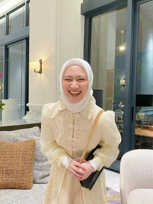 Atau, jika buka puasa digelar secara formal, maka blouse dnegan detail tertentu seperti yang dikenakan Melody bisa jadi andalan. (foto: Instagram/ Melody Laksani)