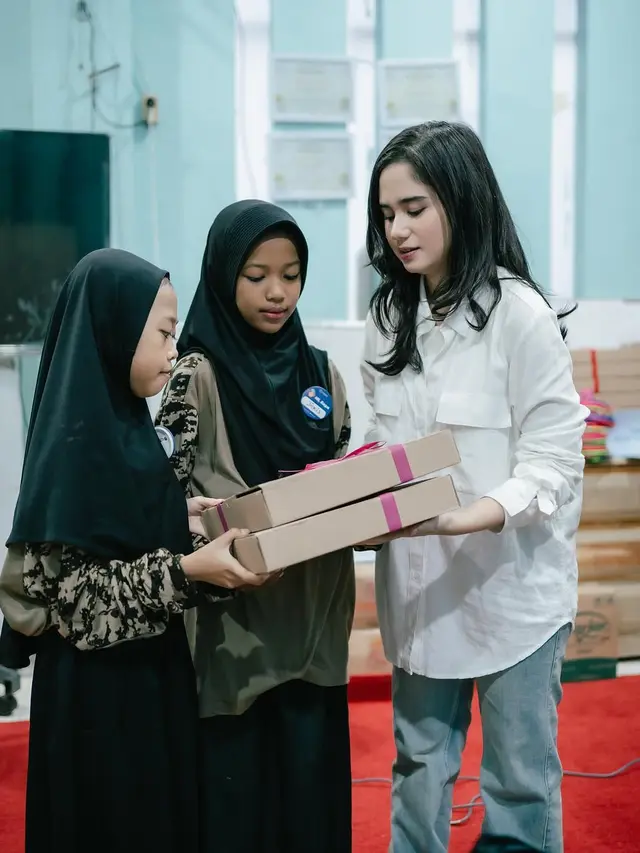 6 Potret Tissa Biani Berbagi Paket Lebaran di Panti Asuhan, Banjir Pujian