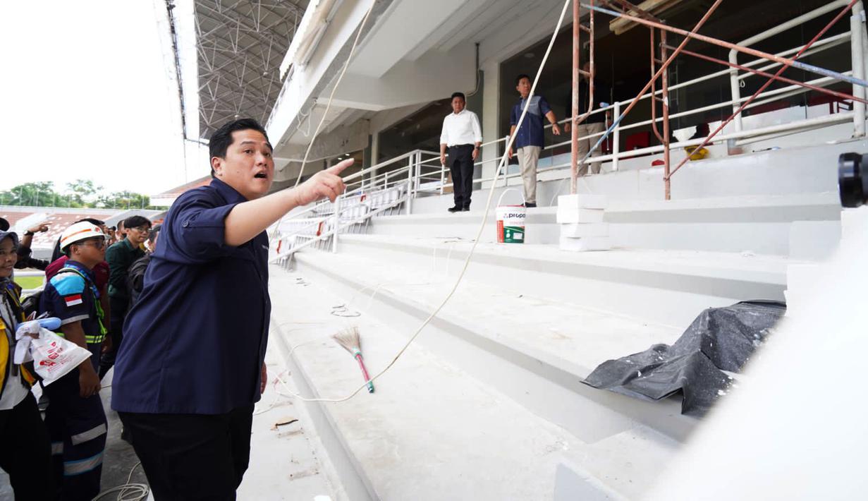 Erick Thohir saat meninjau salah satu fasilitas yaitu bangku penonton stadion Gelora Sriwijaya Jakabaring (GSJ) yang diperuntukkan untuk arena Piala Dunia U-20 2023 di Jakabaring Sport City (JSC), Palembang, Sumatera Selatan, Sabtu (11/3/2023). (Dok. LOC)