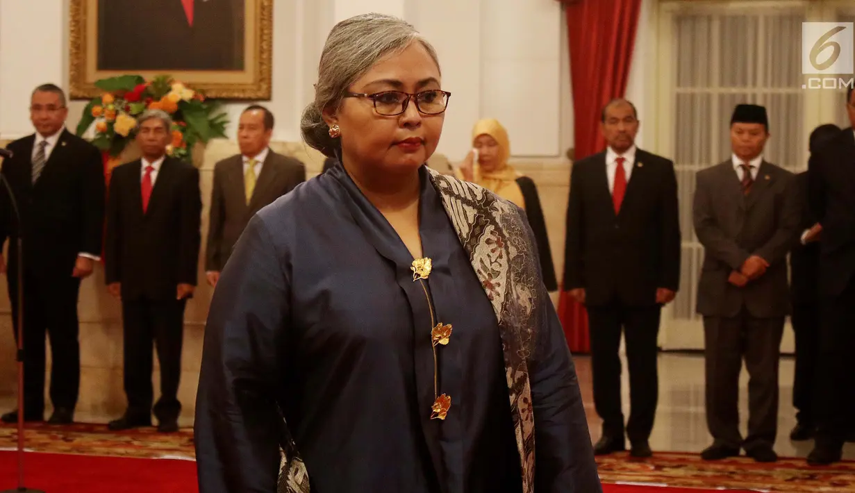 Rina Soemarno saat dilantik sebagai Duta Besar RI untuk Bangladesh di Istana Negara, Jakarta, Kamis (18/5). Para duta besar ini dilantik berdasarkan Keputusan Presiden Nomor 57 P Tahun 2017 tentang. (Liputan6.com/Angga Yuniar)