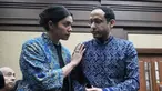 Menteri Pendidikan, Kebudayaan, Riset, dan Teknologi (Mendikbudristek) periode 2019 hingga 2024, Nadiem Anwar Makarim (kanan) bersama istrinya, Franka Franklin Makarim sebelum dimulainya sidang di Pengadilan Tindak Pidana Korupsi, Jakarta, Senin 20 April 2026. Nadiem Makarim kembali menjalani rangkaian persidangan terkait kasus dugaan korupsi pengadaan laptop Chromebook periode 2019–2022. (AP Photo/Achmad Ibrahim)