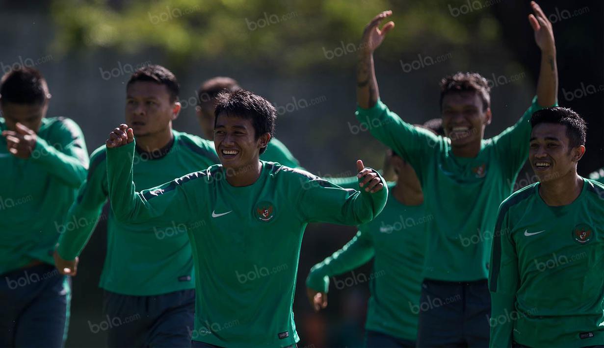 Bayu Gatra (tengah) dan para pemain Timnas Indonesia berlatih di Sekolah Pelita Harapan, Banten, Sabtu (29/10/2016). Latihan ini digelar untuk persiapan jelang Piala AFF, November mendatang. (Bola.com/Vitalis Yogi Trisna)  