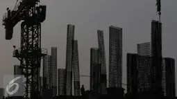 Siluet tiang konstruksi pembangunan gedung bertingkat terlihat di Jakarta Pusat, Senin (19/10/2015). Bank Indonesia memproyeksikan pertumbuhan ekonomi Indonesia pada kuartal III 2015 sebesar 4,85 persen. (Liputan6.com/Immanuel Antonius)